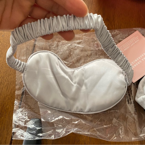 NWT Rare Ariana Grande 3 Piece Gift Set Cloud Pouch & Parfum, Sleeping Mask - Picture 8 of 8